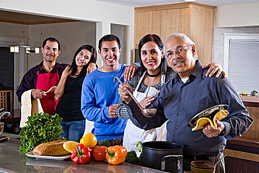 三代人,西班牙裔,家庭,烹调,一起,厨房,在家