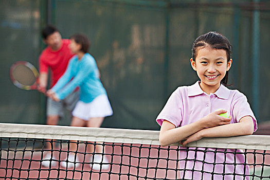 女儿,站立,靠近,网球网,父母,玩,背景