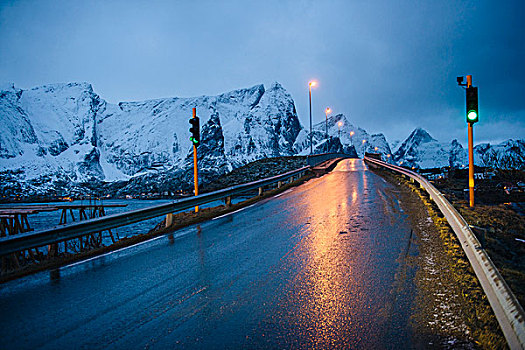 湿,公路,绿灯,黄昏,瑞恩,罗弗敦群岛,挪威