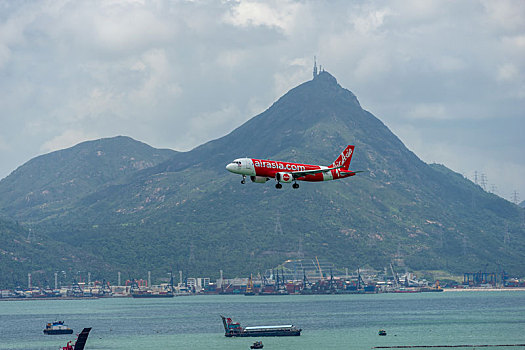 一架亚洲航空的客机正降落在香港国际机场