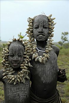 肖像,两个,女孩,莫西部落,脸,涂绘,白色,大,项链,壳,靠近,金卡,埃塞俄比亚,非洲
