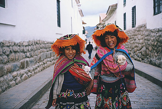 两个女孩,站立,街道,拿着,两个,小狗,库斯科市,库斯科地区,秘鲁