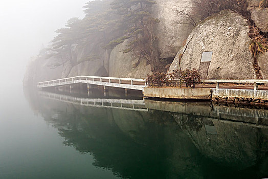 雾锁天柱山