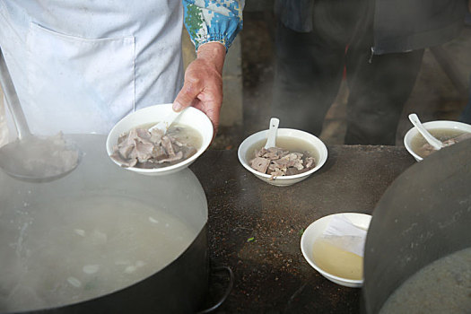山东省日照市,农村大集上人们排长队,只为一口热乎乎的羊肉汤