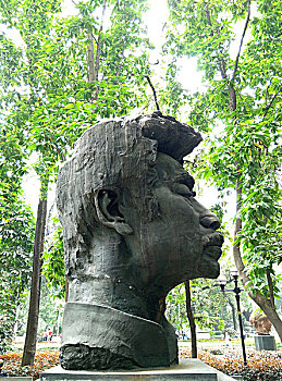 鲁迅雕像