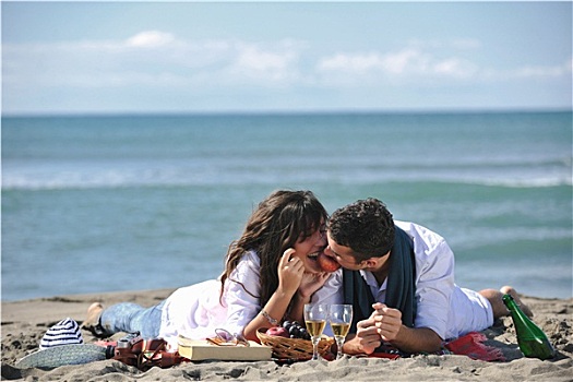 年轻,情侣,享受,野餐,海滩