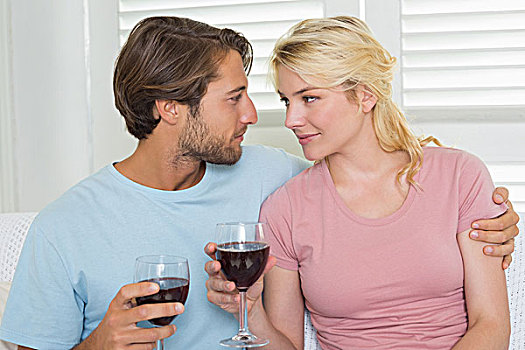 幸福伴侣,喝,红酒,一起,沙发