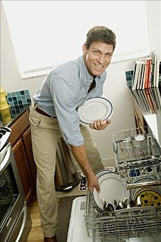 男人,装载,洗碗机