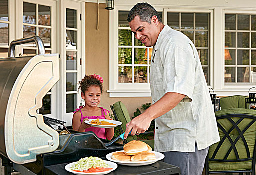 父亲,女儿,内庭,烧烤,烤肉食品,微笑