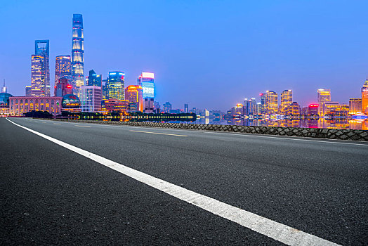 柏油高速公路和上海城市天际线夜景