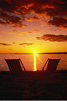 后视图,折叠躺椅,海滩,日落,渥太华河,渥太华,安大略省,加拿大