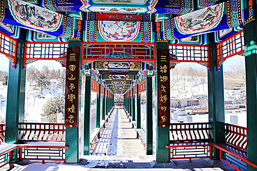 雪景里的中式长廊