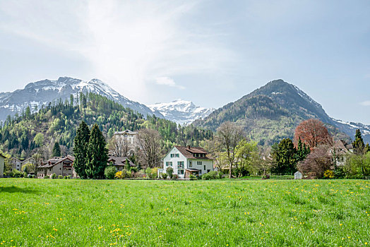 瑞士度假胜地因特拉肯风光美景－雪山草地,蓝天白云