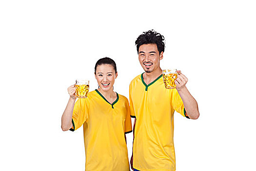 一对穿足球队服喝啤酒的青年情侣
