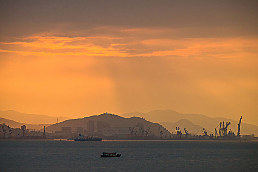 夕阳下海港