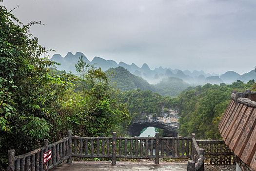 中国广西柳州鹿寨香桥岩溶国家地质公园晨景
