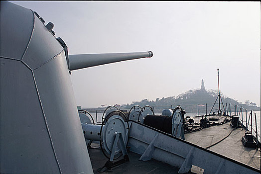 海军博物馆鞍山舰上远眺小青岛
