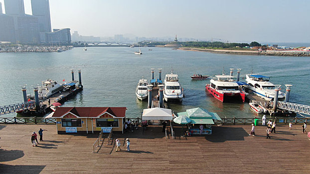 山东省日照市,夏日旅游火爆开场,游客乘船出海感受大海风情