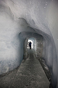 瑞士铁力士峰雪山冰洞