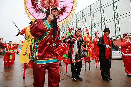 锣鼓喧天迎新春,舞龙舞狮贺新年