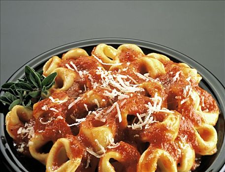 意大利式水饺,番茄酱,巴尔马干酪