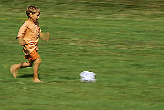 小男孩,玩,足球