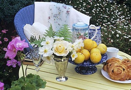 花,黄色,李子,提子面包,花园桌