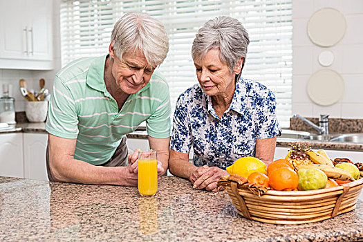 老年,夫妻,看,玻璃,橙汁