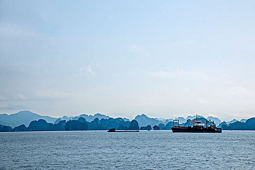 越南广宁鸿基市下龙湾货船港湾