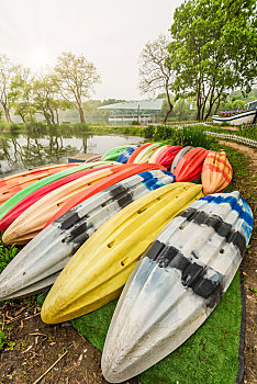 南京中山植物园河岸上的游船特写