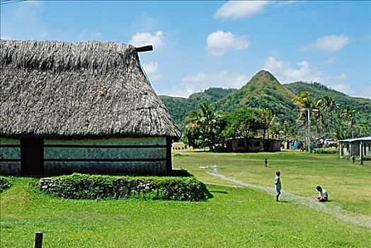 斐济,维提岛,斐济人,乡村,传统建筑,前景,两个男孩,修理,渔网,草,草地,无肖像权