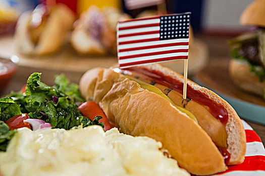 美国国旗,热狗,木桌子,特写
