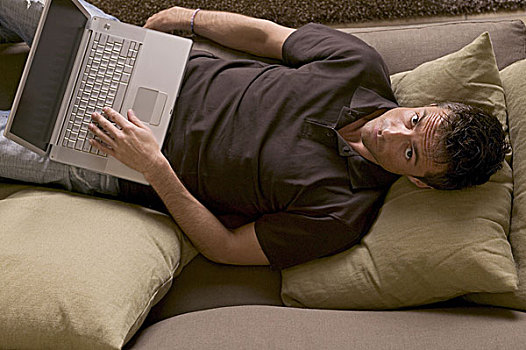 卧,男人,沙发,笔记本电脑,放松,看,摄影,俯视,序列,30-40岁,电脑,数据处理,上网,电讯,工作狂,休息,轻松,休闲,时间,享受,舒适,生活方式