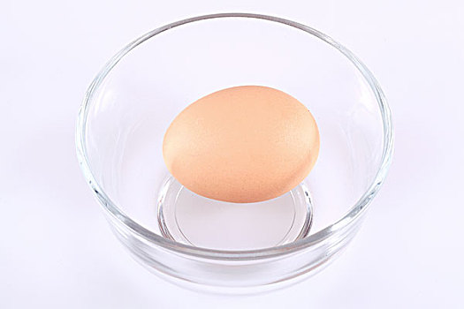透明玻璃碗中放着一个鸡蛋