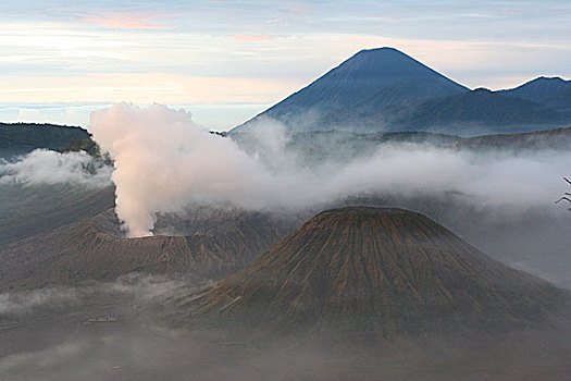 印度尼西亚,婆罗摩火山