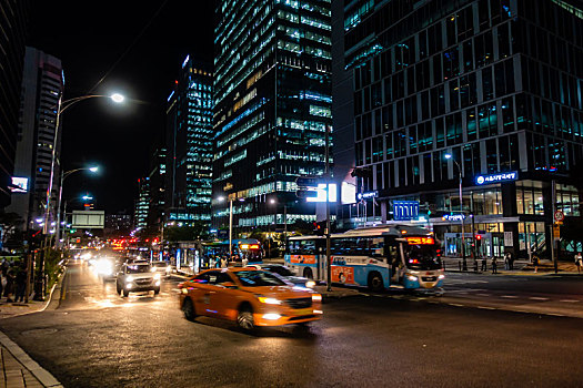 韩国首尔明洞街头交通夜景风光