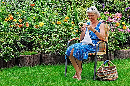 女人,钩针编织,花园,北莱茵-威斯特伐利亚,德国,欧洲