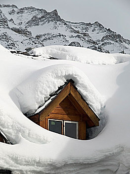 积雪,屋顶窗,木房子