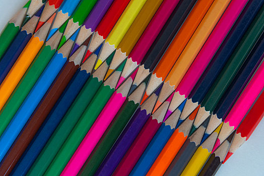 摆放整齐的彩色铅笔