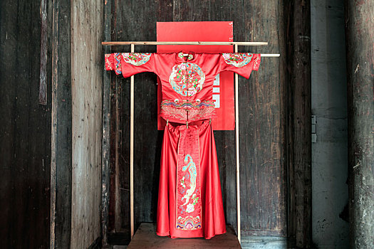 徽派老宅内的中国传统婚礼服装