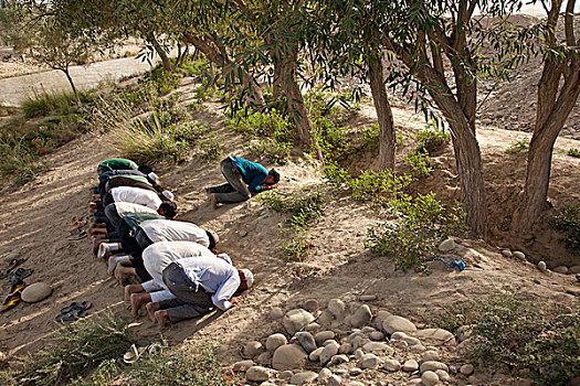 洛浦县山普鲁乡,玉龙喀什河,里挖玉的人,洛浦县山普鲁乡喀拉阳塔格村,在玉龙喀什河床上,挖玉的村民们在按时做祈祷