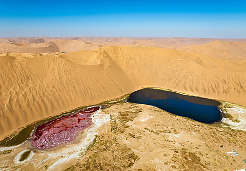 内蒙古阿拉善巴丹吉林沙漠的海子