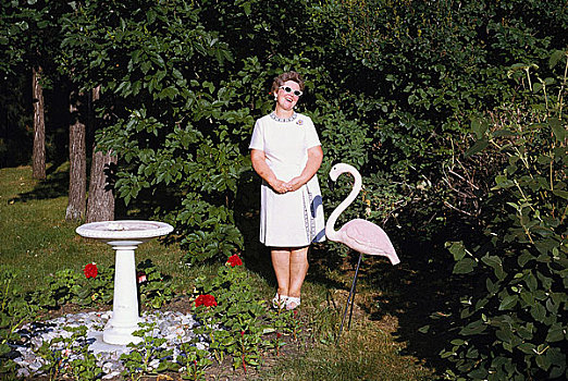 女人,站立,花园,靠近,雕塑,粉红火烈鸟