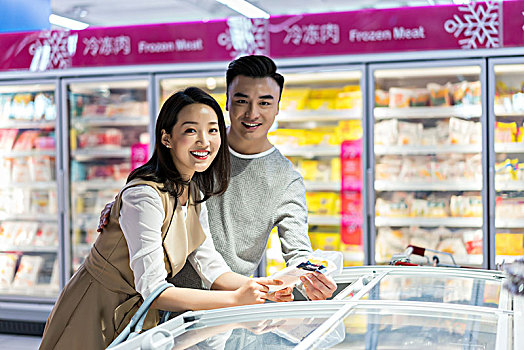 年轻夫妻在超市购物
