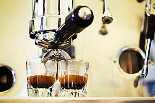 特写,浓缩咖啡机,两个,玻璃杯,浓咖啡