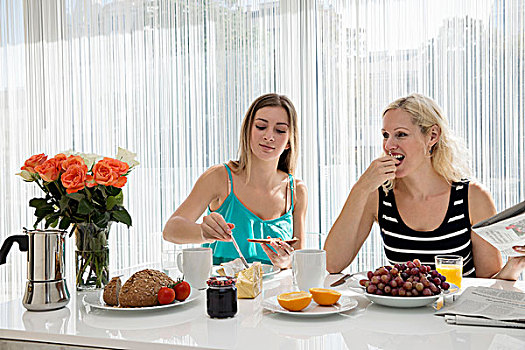 女人,坐,餐桌,涂抹,黄油,面包,吃饭,欧式早餐,一起