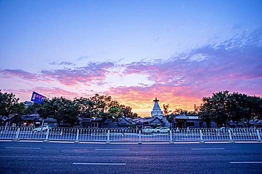 夕阳下的白塔寺