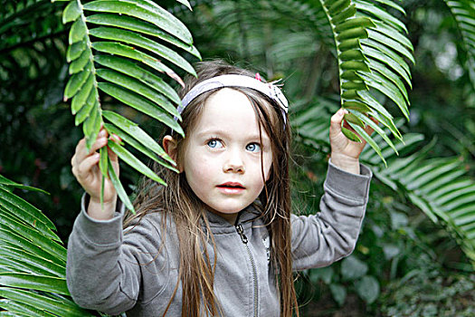 小女孩,三个,岁月,接触,棕榈叶,慕尼黑,植物园,巴伐利亚,德国,欧洲