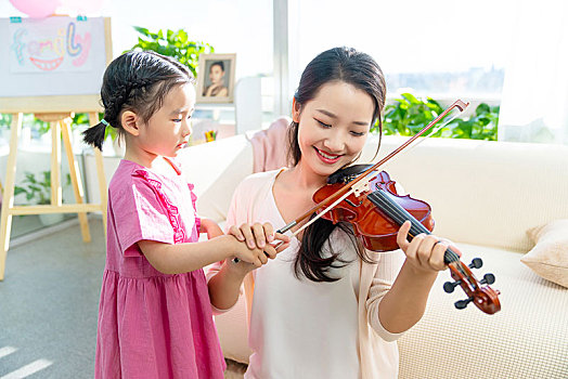 妈妈和女儿一起演奏小提琴