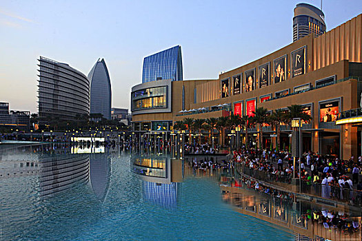 迪拜世界最大商城外西门,建筑足球场大小